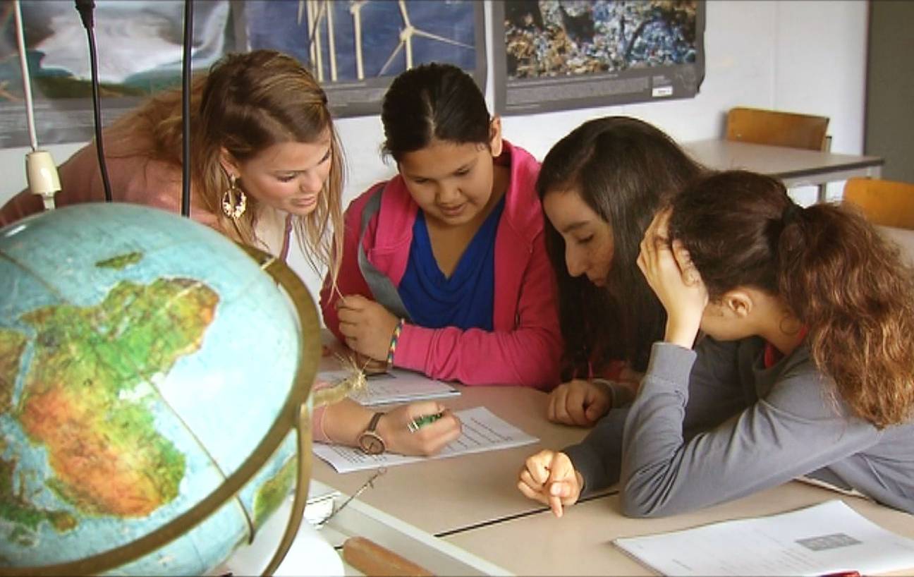 middelbaar onderwijs middelbare school tieners leerlingen studeren aardrijkskunde