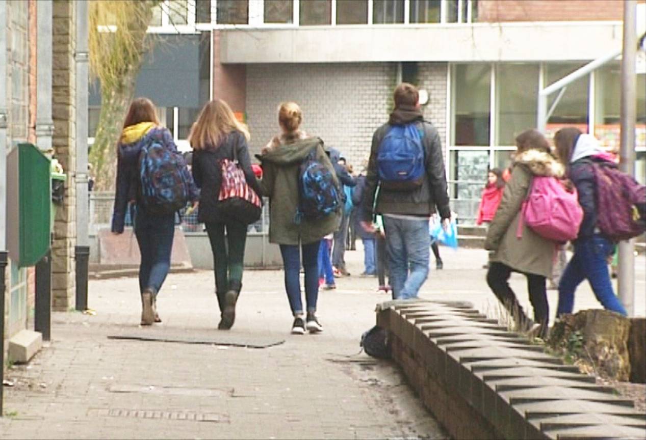 middelbaar onderwijs middelbare school tieners leerlingen studeren speelplaats