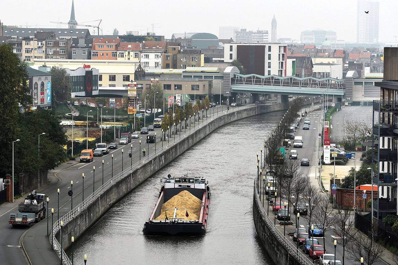 20180830 Anderlecht kanaal Vierendeelsbrug boot industrie transport metro Delacroix