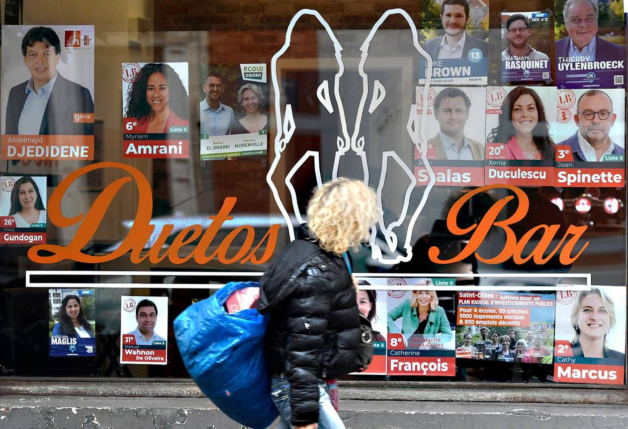 Verkiezingsaffiches aan Duetos Bar in Sint-Gillis voor de gemeenteraadsverkiezingen van 14 oktober 2018