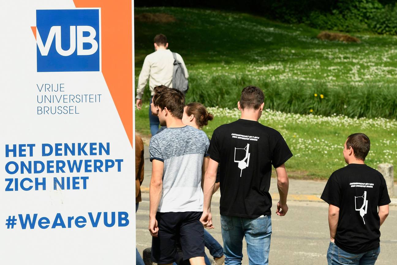 VUB, campus Etterbeek met slogan Het denken onderwerpt zich niet studenten universiteit Vrije Universiteit Brussel
