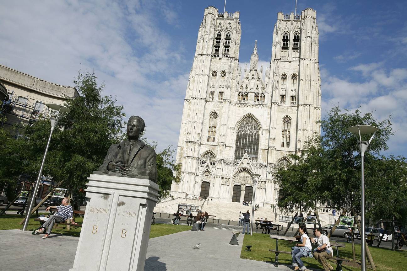 Sint-Michiel en Sint-Goedelekathedraal met standbeeld Koning Boudewijn