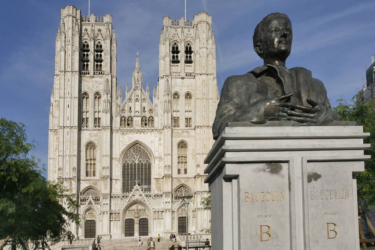 Sint-Michiel en Sint-Goedelekathedraal met standbeeld Koning Boudewijn