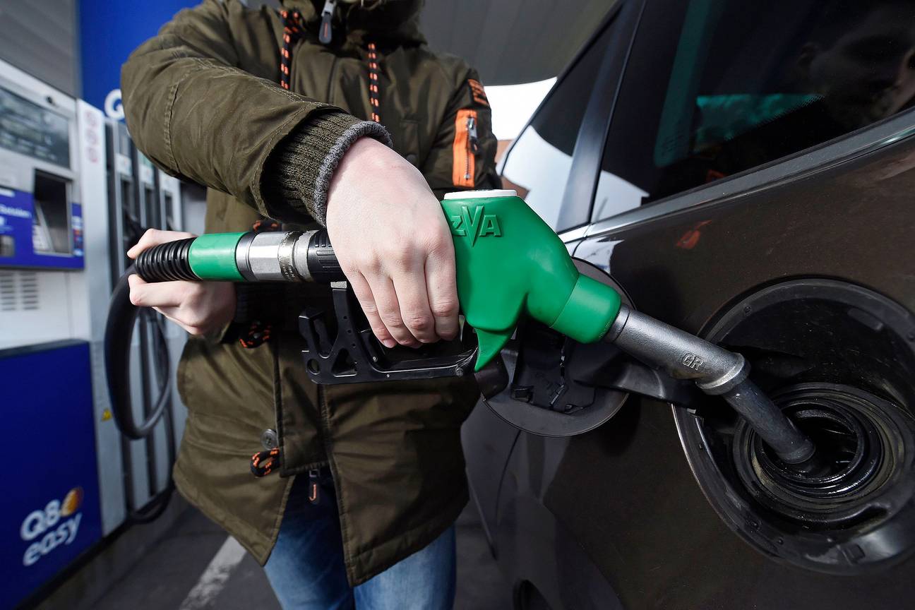 Brandstof tanken in een tankstation