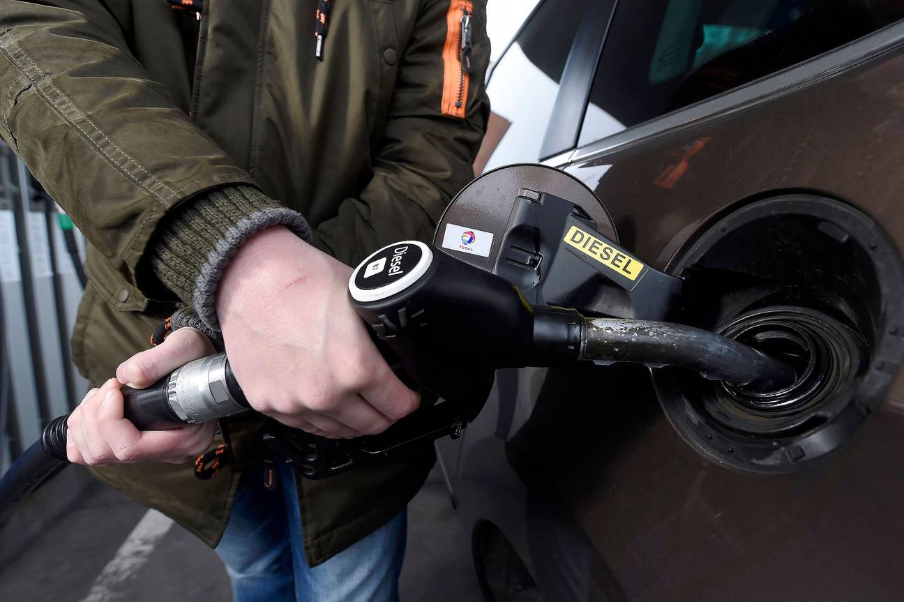 Brandstof tanken in een tankstation