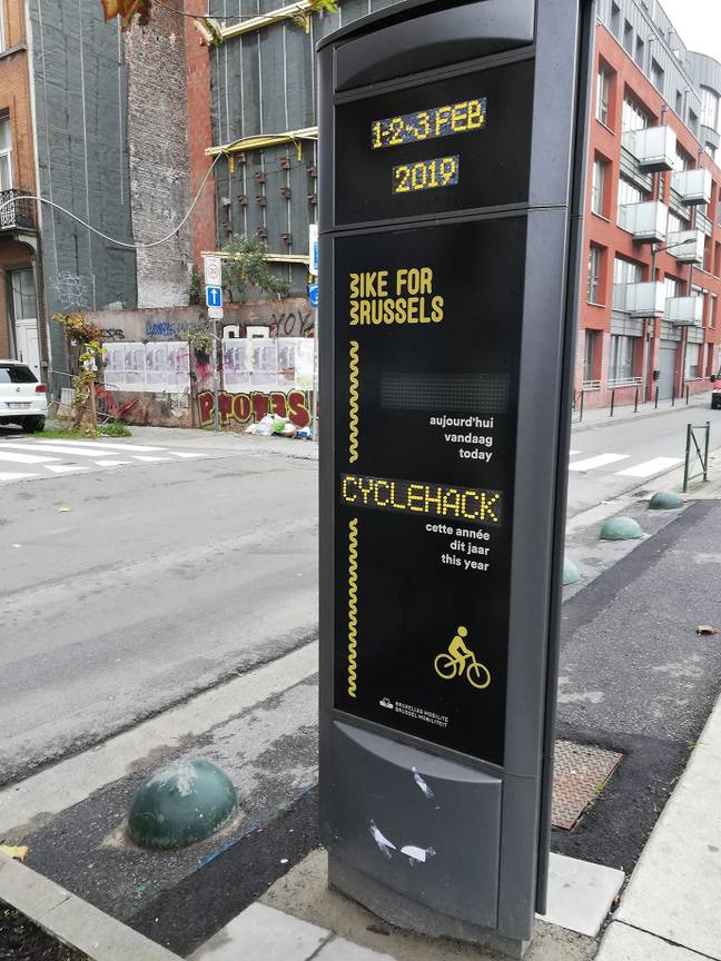 Fietstelpaal aan de Koolmijnenkaai in Sint-Jans-Molenbeek, "gehackt" door Cyclehack