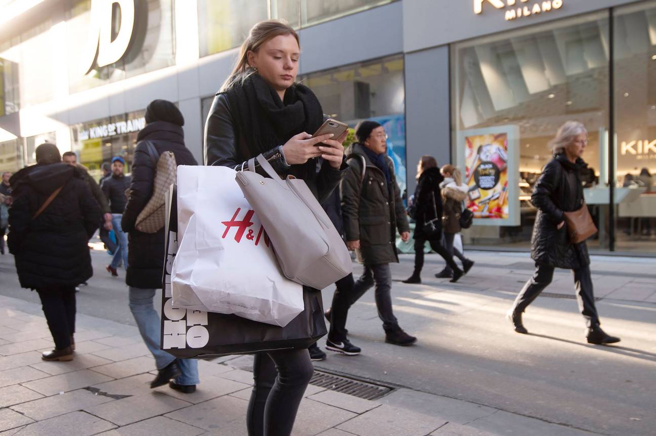 shopping in de Nieuwstraat winkelstraat winkelen H&M