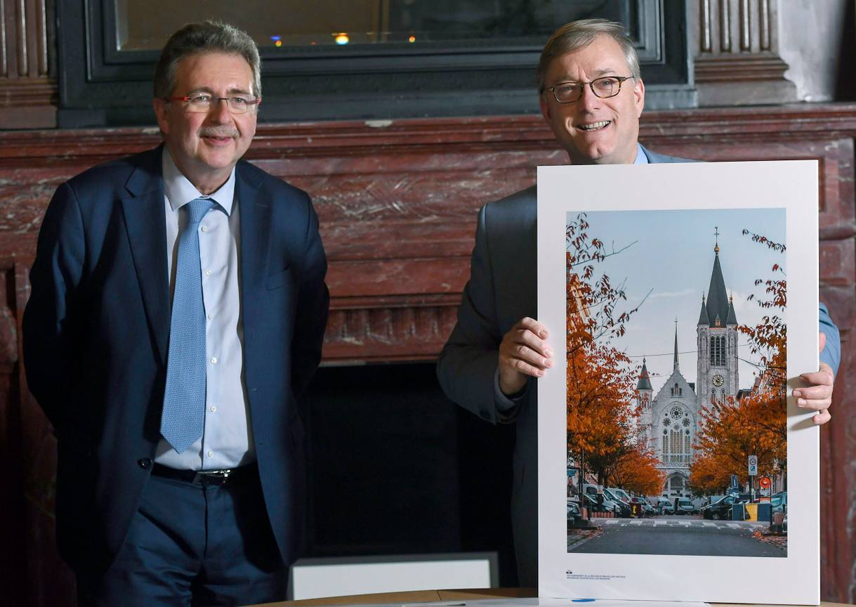 Eedaflegging van Vincent De Wolf (MR) als burgemeester van Etterbeek, met Minister-President Rudi Vervoort (links)