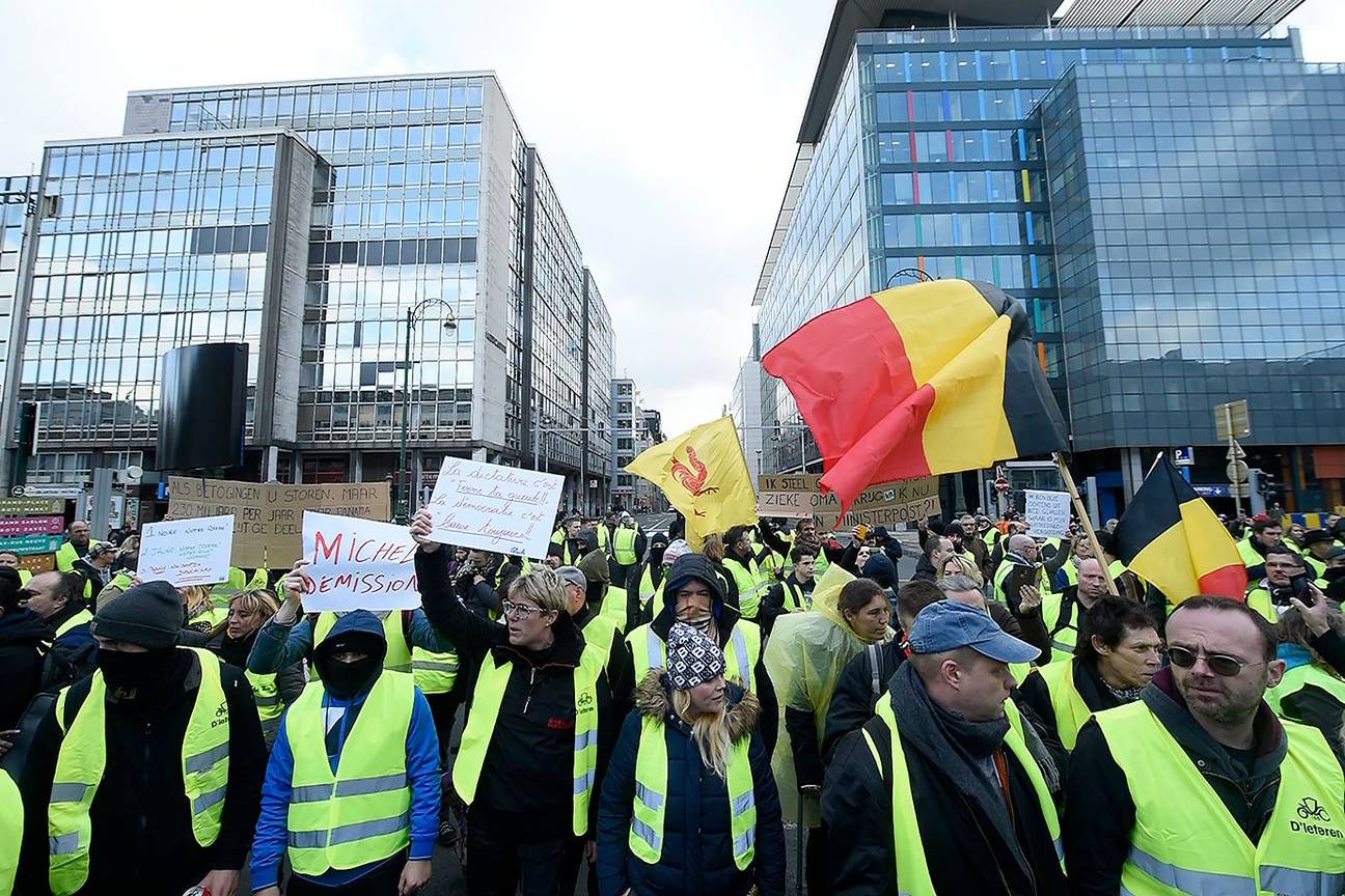 Protestbeweging Gele Hesjes op Brusselse Kleine Ring ter hoogte van de Wetstraat