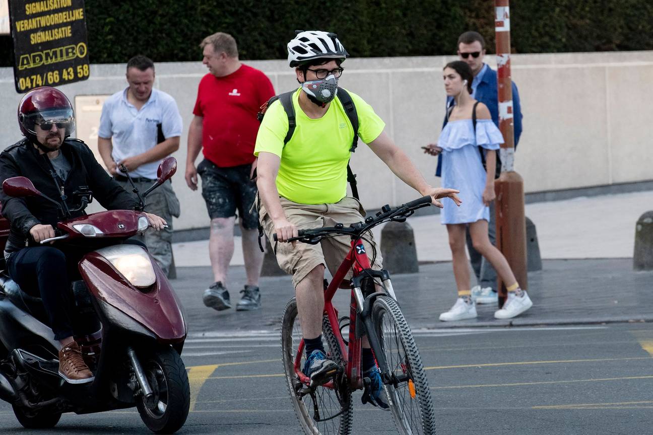 Fijn stof mondmasker fietsmasker luchtvervuiling luchtkwaliteit luchtvervuiling pollutie fietser mobiliteit