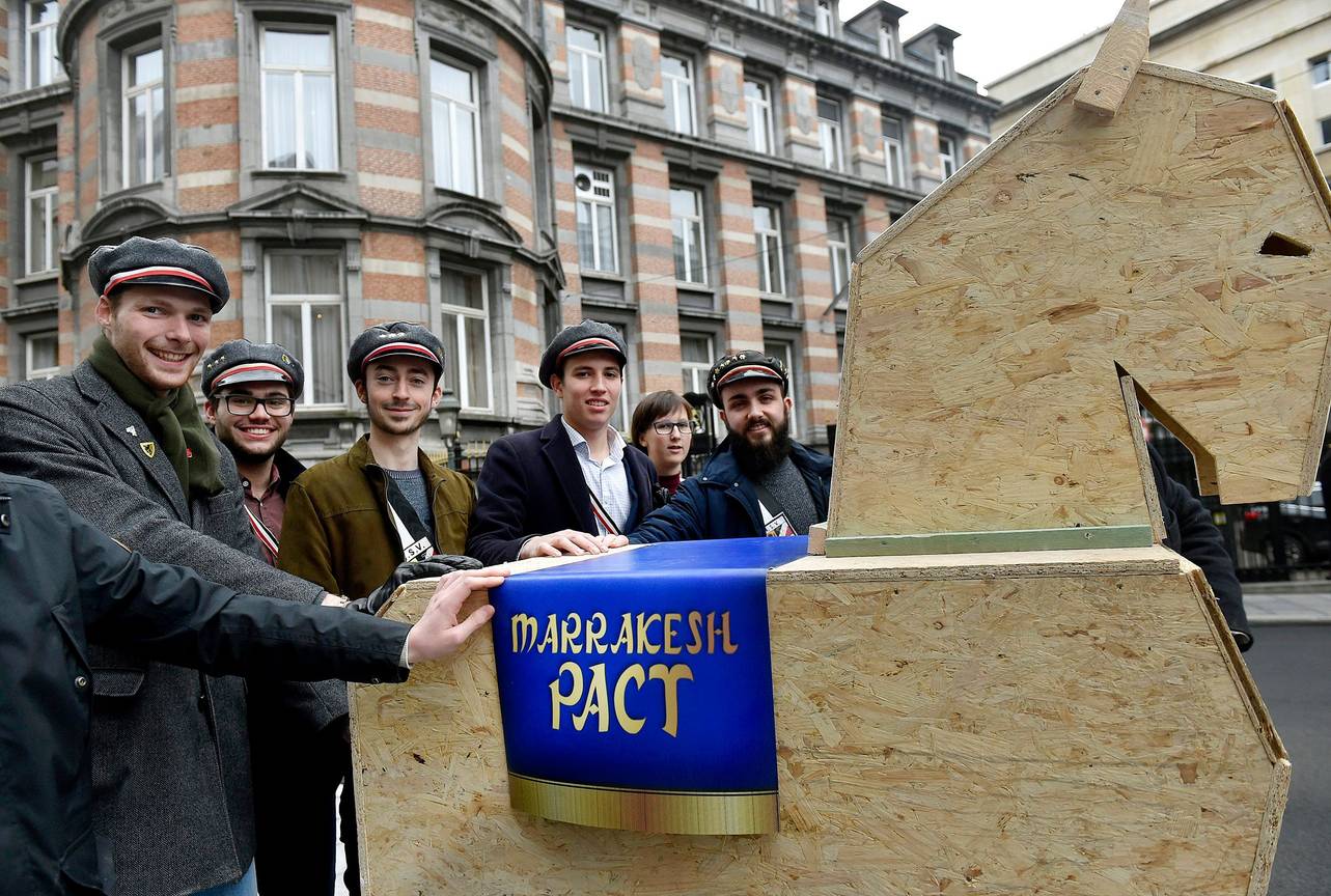 6 december 2018: de Nationalistische Studenten Vereniging (NSV) sleept een paard voor met opschrift "Marrakesh Pact" als Paard van Troje