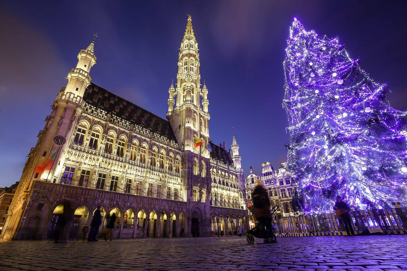 Stadhuis van Brussel en Grote Markt in kerstsfeer