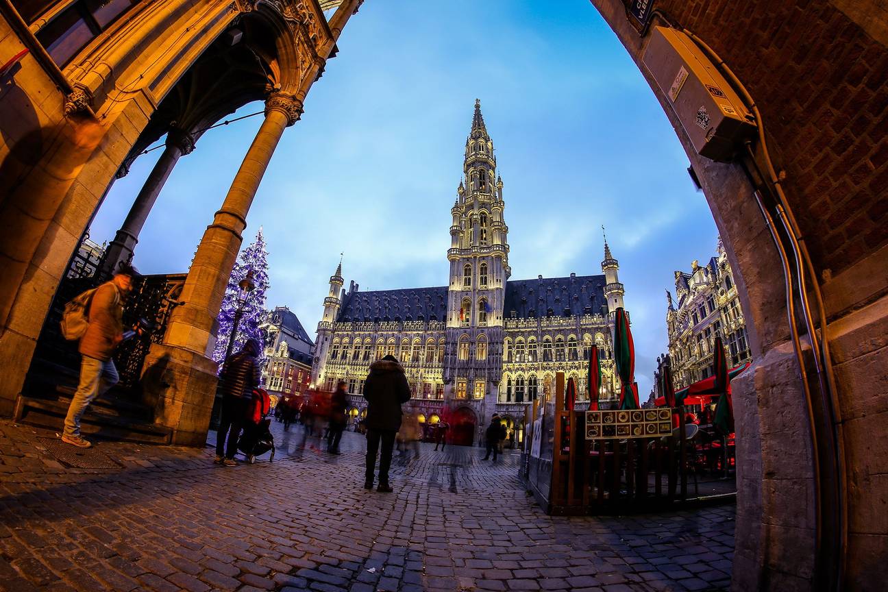 Stadhuis van Brussel en Grote Markt in kerstsfeer