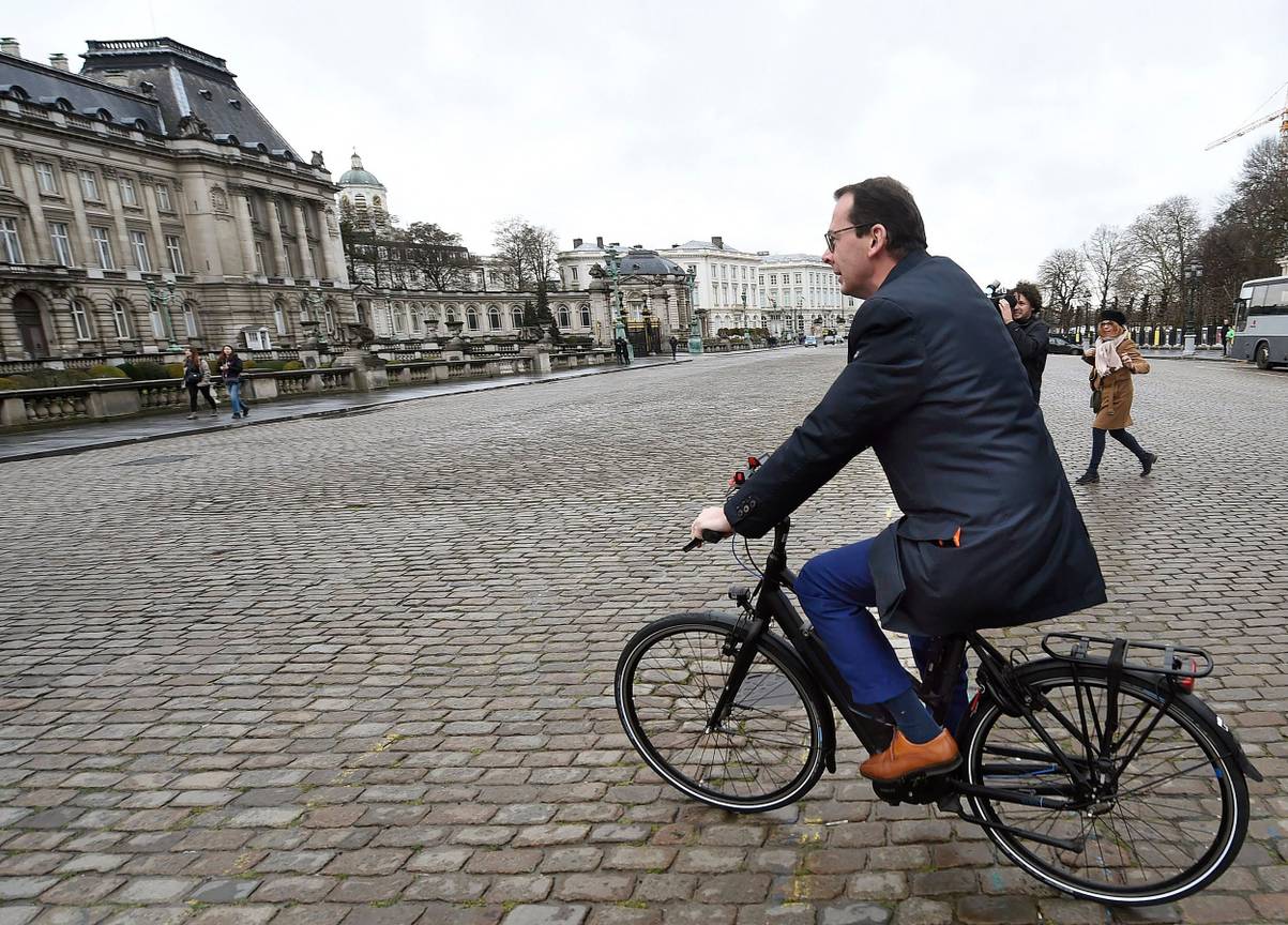 Ontslag van de regering Charles Michel II: Koning Filip gaat door met consultaties. Wouter Beke komt met de fiets (CD&V)