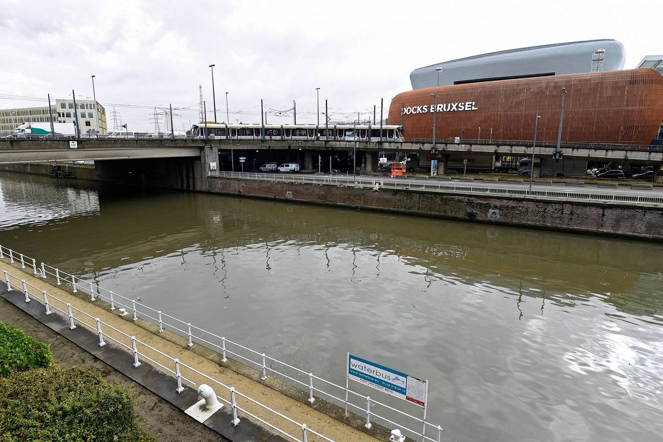 Docks Bruxsel, winkelcentrum aan het kanaal bij een halte van de waterbus