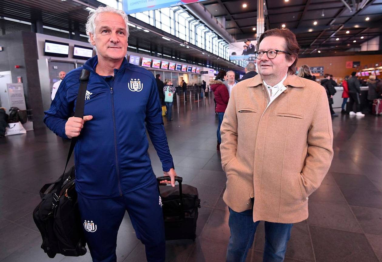 Fred Rutten, de nieuwe hoofdtrainer van RSC Anderlecht bij het vertrek van de club op winterstage in Spanje, naast voorzitter Marc Coucke