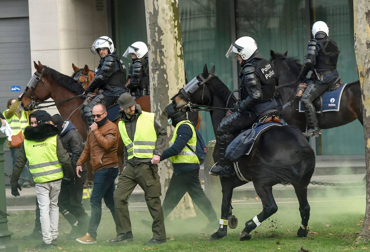 8 december 2018 manifestatie betoging gele hesjes gillets jaunes oproerpolitie politie te paard bereden politie