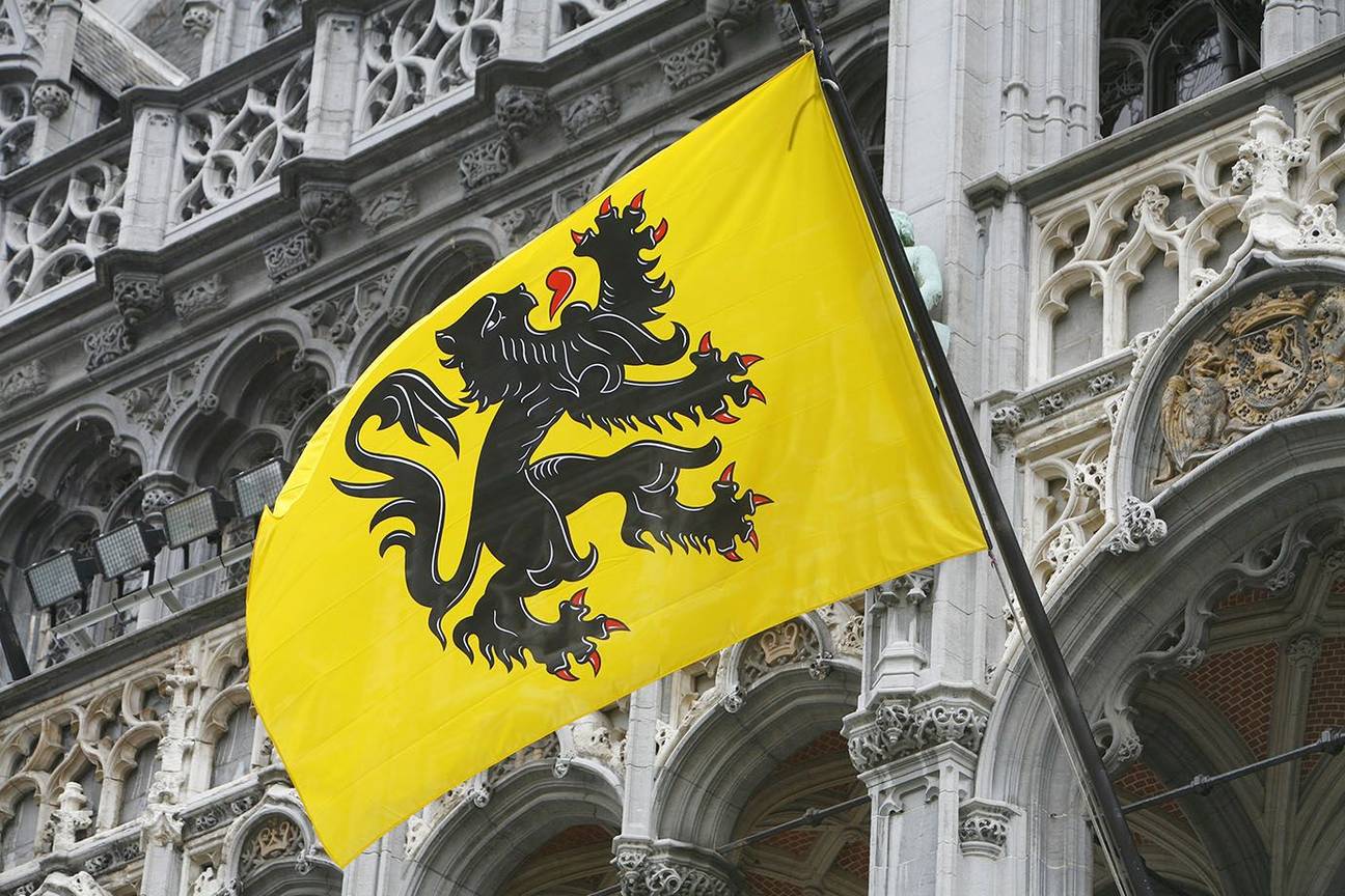 Het stadhuis van Brussel met Vlaamse vlag Vlaanderen Vlaamse feestdag