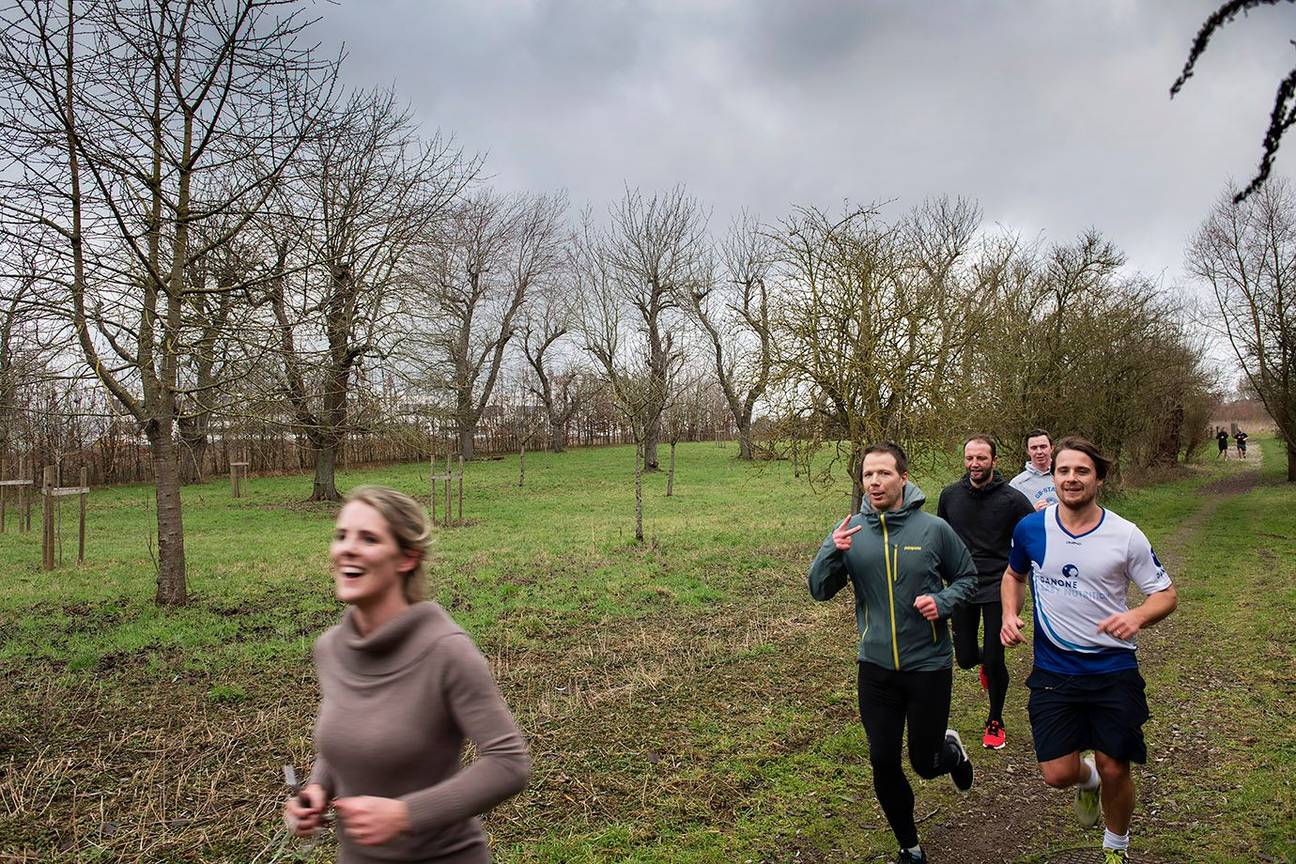 Joggers in het natuurgebied Vogelenzang in Anderlecht