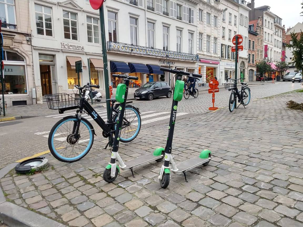 Deelsteps van Lime en elektrische deelfietsen van Billy Bike op de Grote Zavel