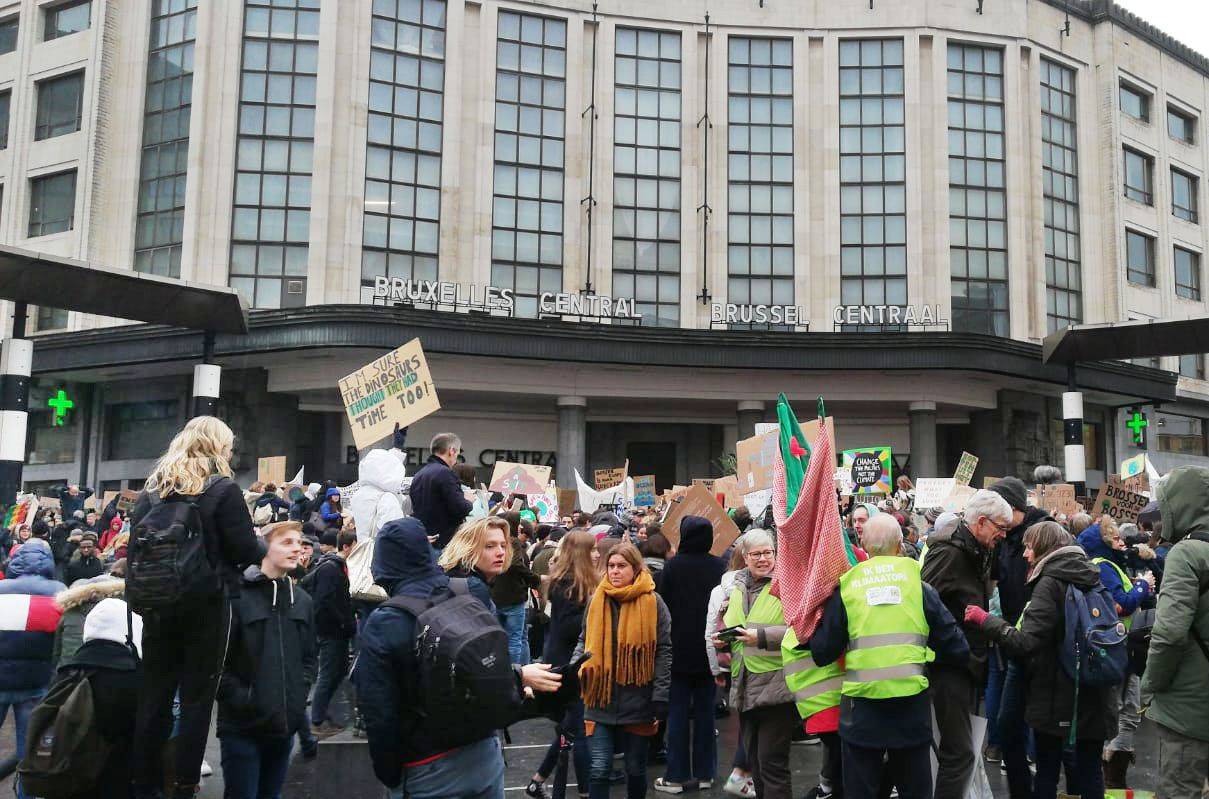 Klimaatspijbelaars aan het Centraal Station op donderdag 17 januari 2019.