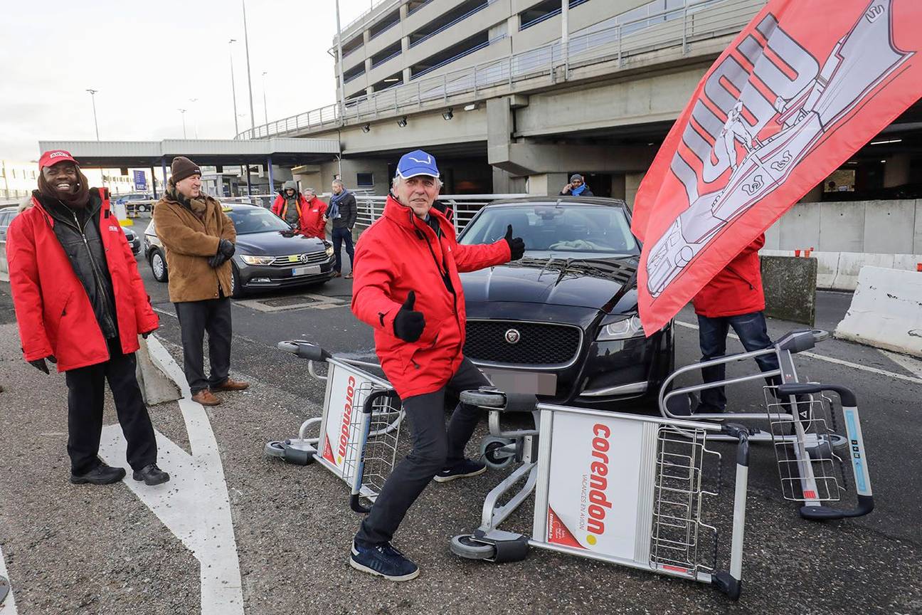 Taxichauffeurs blokkeren Uberauto's aan Brussels Airport tijdens de nationale staking van 13 februari 2019