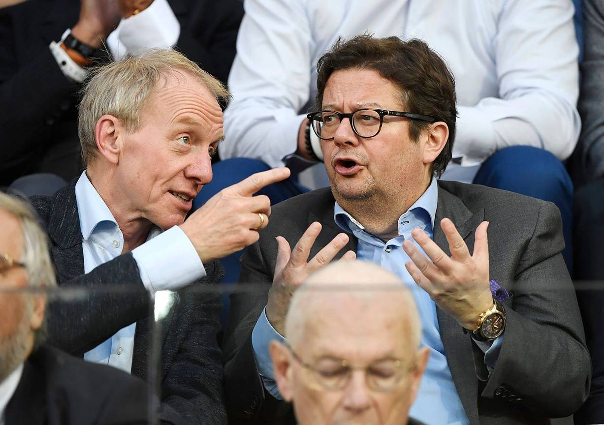 Jo Van Biesbroeck, operationeel manager van RSC Anderlecht sinds 2015, in de tribune naast voorzitter Marc Coucke