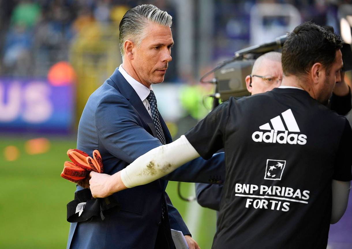 Manager Michael Verschueren met reservekeeper Frank Boeckx, na de wedstrijd tussen RSC Anderlecht en Club Brugge op 24 februari 2019