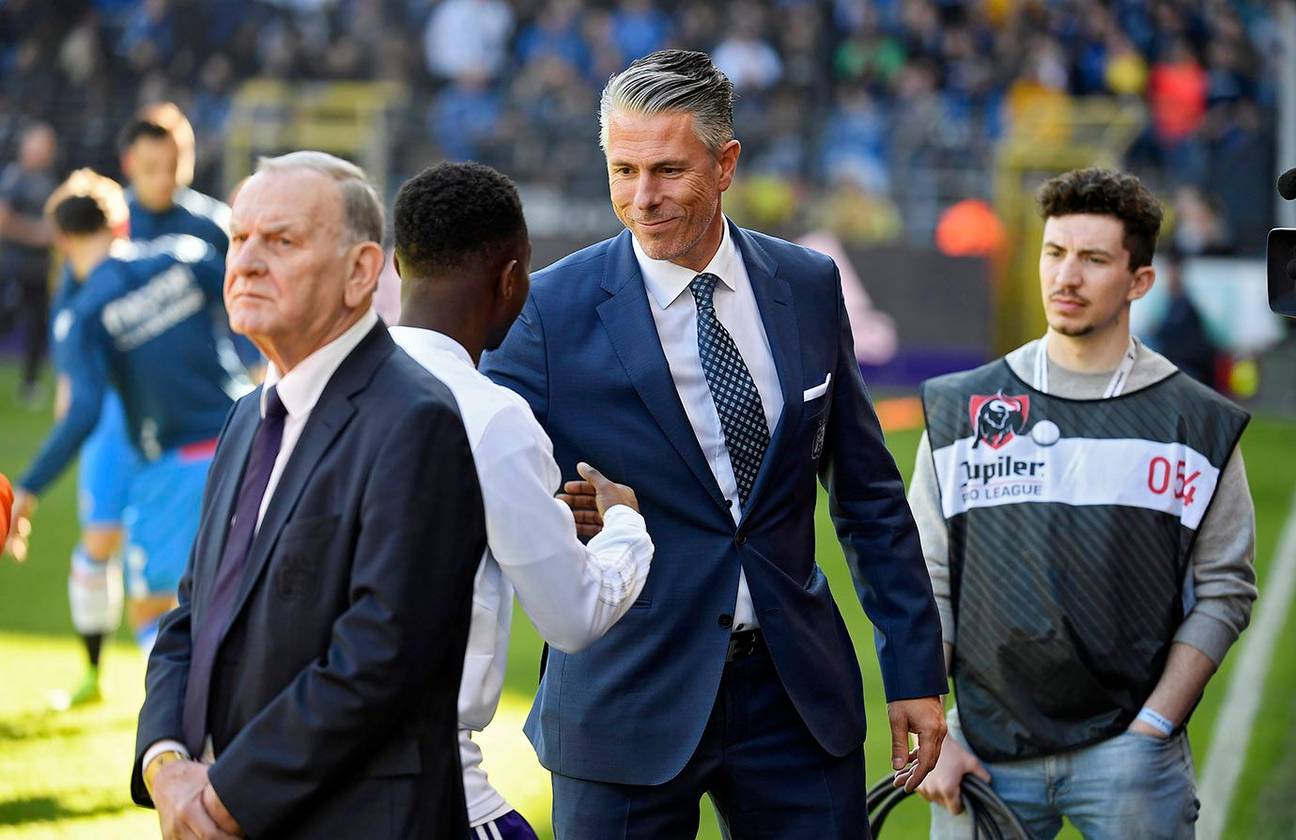 Manager Michael Verschueren met speler Francis Amuzu, na de wedstrijd tussen RSC Anderlecht en Club Brugge op 24 februari 2019