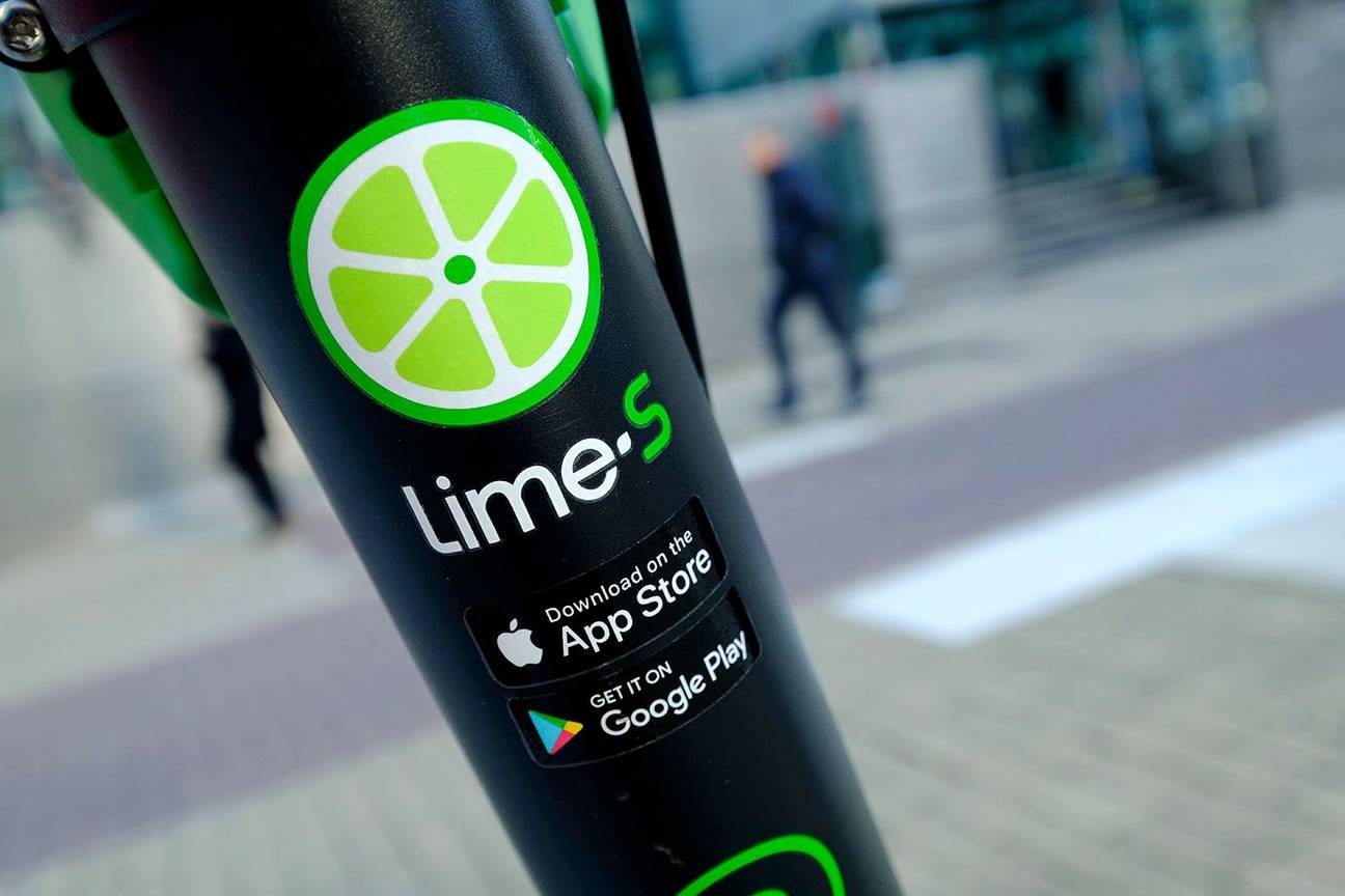 De app van het elektrische deelstepplatform Lime zijn downloadbaar via de AppStore van Apple en Google Play