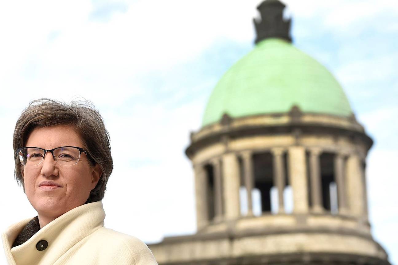 Burgemeester Catherine Moureaux (PS), voor het gemeentehuis van Sint-Jans-Molenbeek