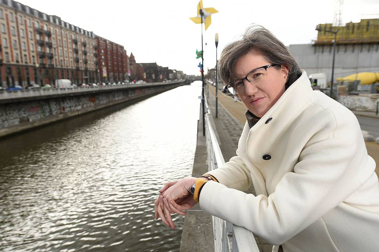 Catherine Moureaux (PS), burgemeester van Sint-Jans-Molenbeek, aan ket kanaal Brussel-Charleroi