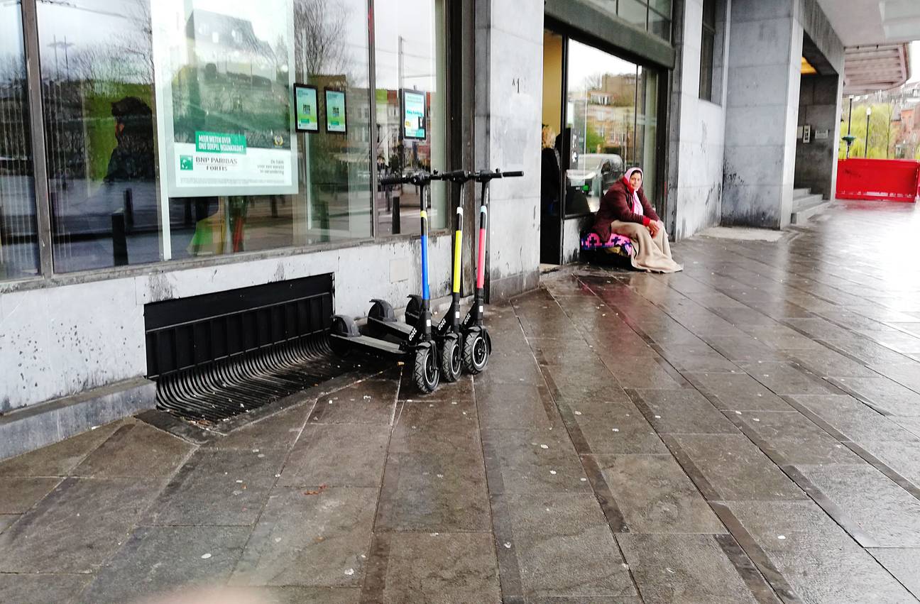 Free floating deelsteps van Dott  voor het bankkantoor van BNP Paribas Fortis aan het Flageyplein