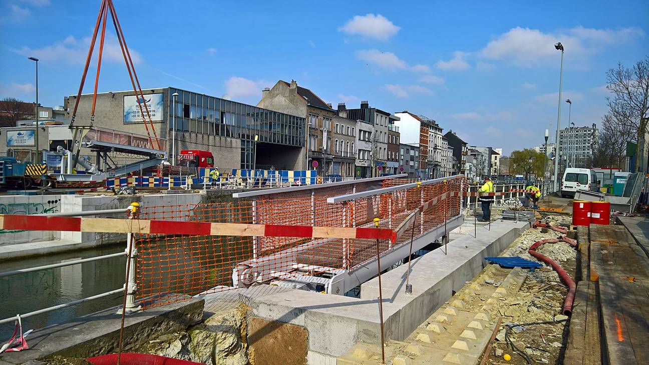 21 maart 2019: montage van de nieuwe in de hoogte verstelbare voetgangers- en fietsbrug in de Heyvaertwijk tussen Gossliesstraat en Hertogin Van Brabantplein in Sint-Jans-Molenbeek