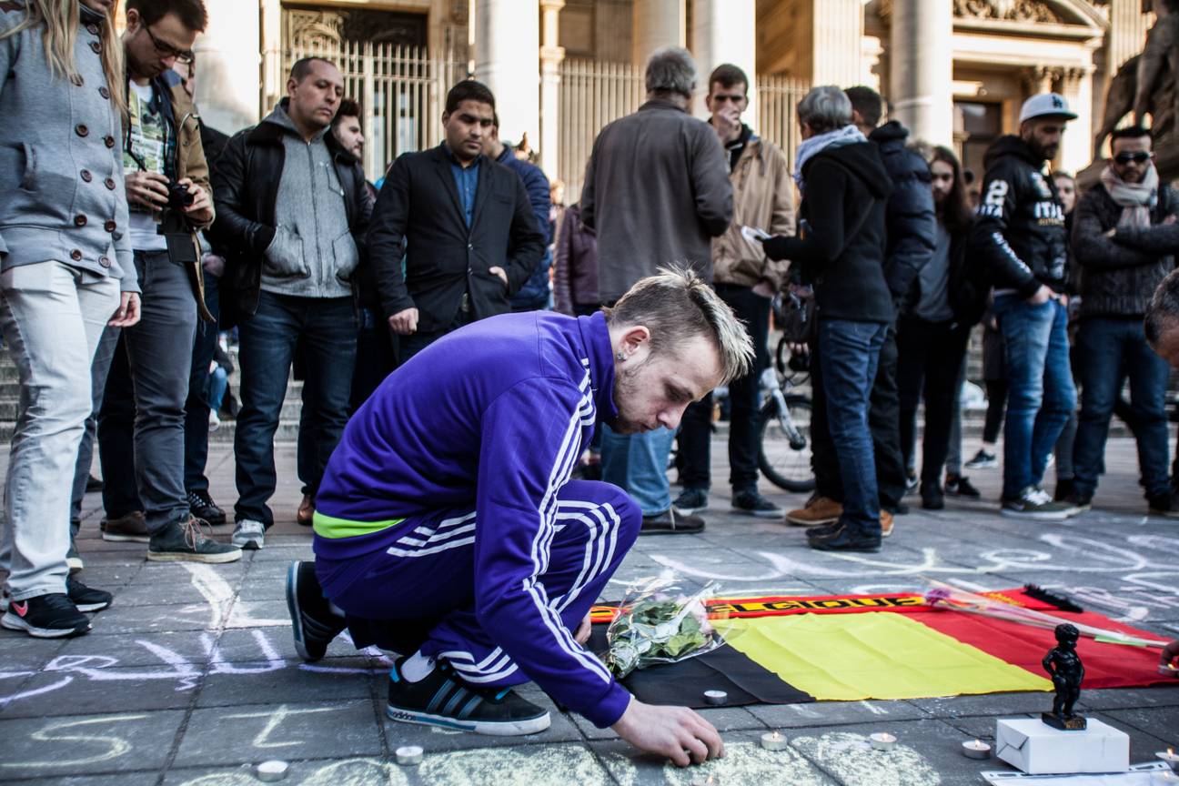 20160322 Mensen komen spontaan samen op het Beursplein aan de Beurs op 22 maart 2016 om de aanslagen in Maalbeek en Zaventem te herdenken herdenking 2