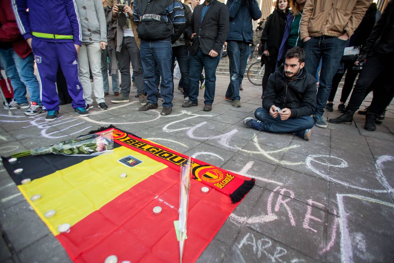 20160322 Mensen komen spontaan samen op het Beursplein aan de Beurs op 22 maart 2016 om de aanslagen in Maalbeek en Zaventem te herdenken herdenking 4