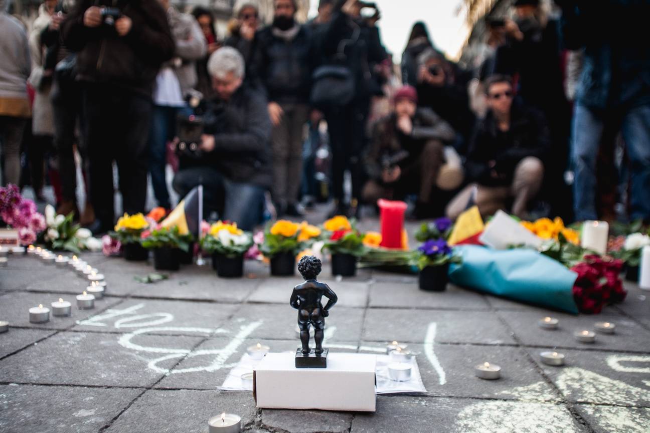 20160322 Mensen komen spontaan samen op het Beursplein aan de Beurs op 22 maart 2016 om de aanslagen in Maalbeek en Zaventem te herdenken herdenking 6