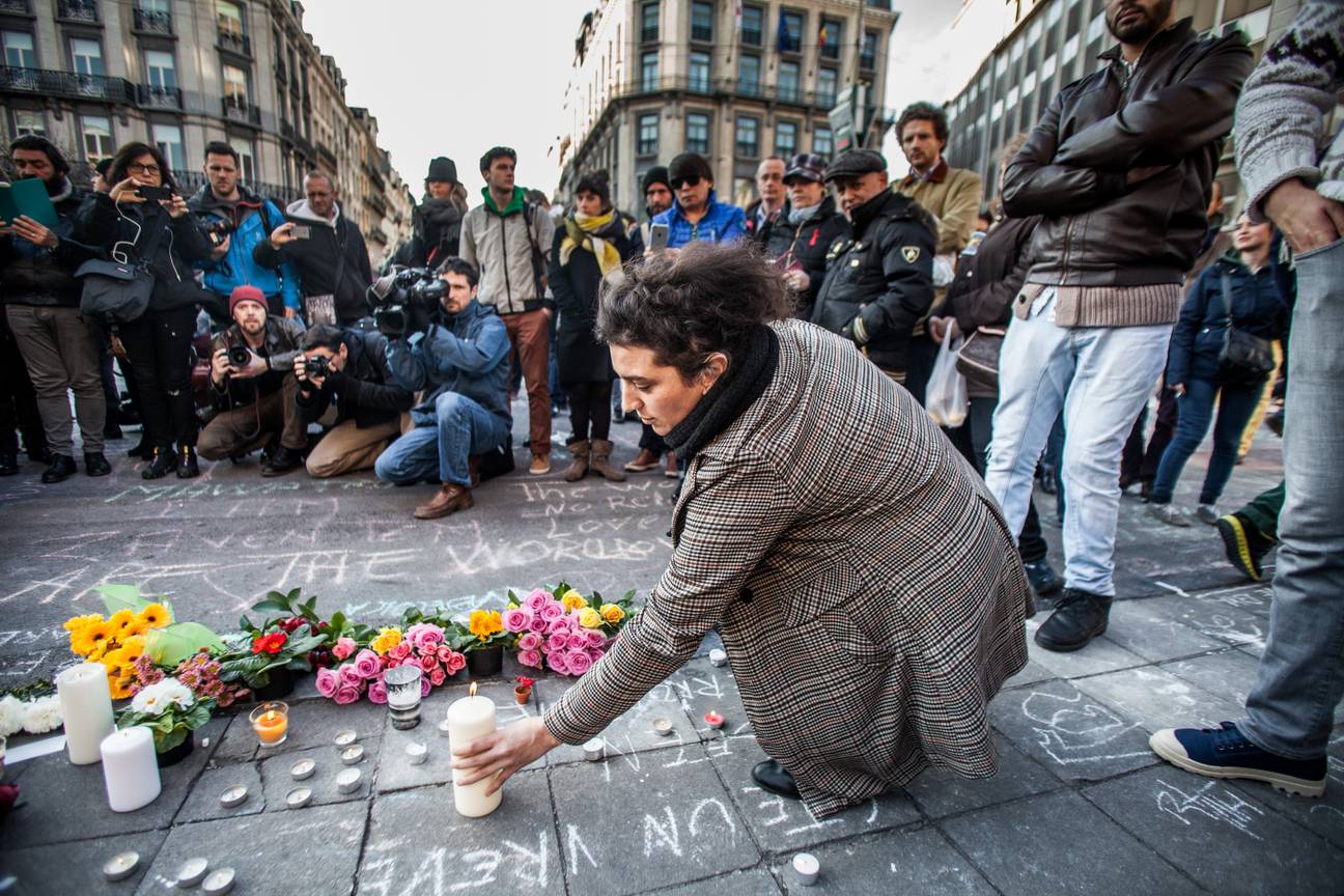 20160322 Mensen komen spontaan samen op het Beursplein aan de Beurs op 22 maart 2016 om de aanslagen in Maalbeek en Zaventem te herdenken herdenking 7