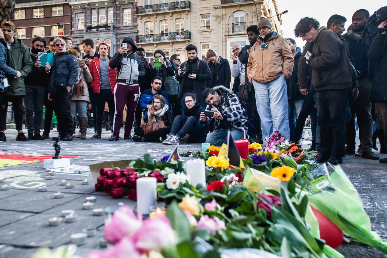 20160322 Mensen komen spontaan samen op het Beursplein aan de Beurs op 22 maart 2016 om de aanslagen in Maalbeek en Zaventem te herdenken herdenking 8
