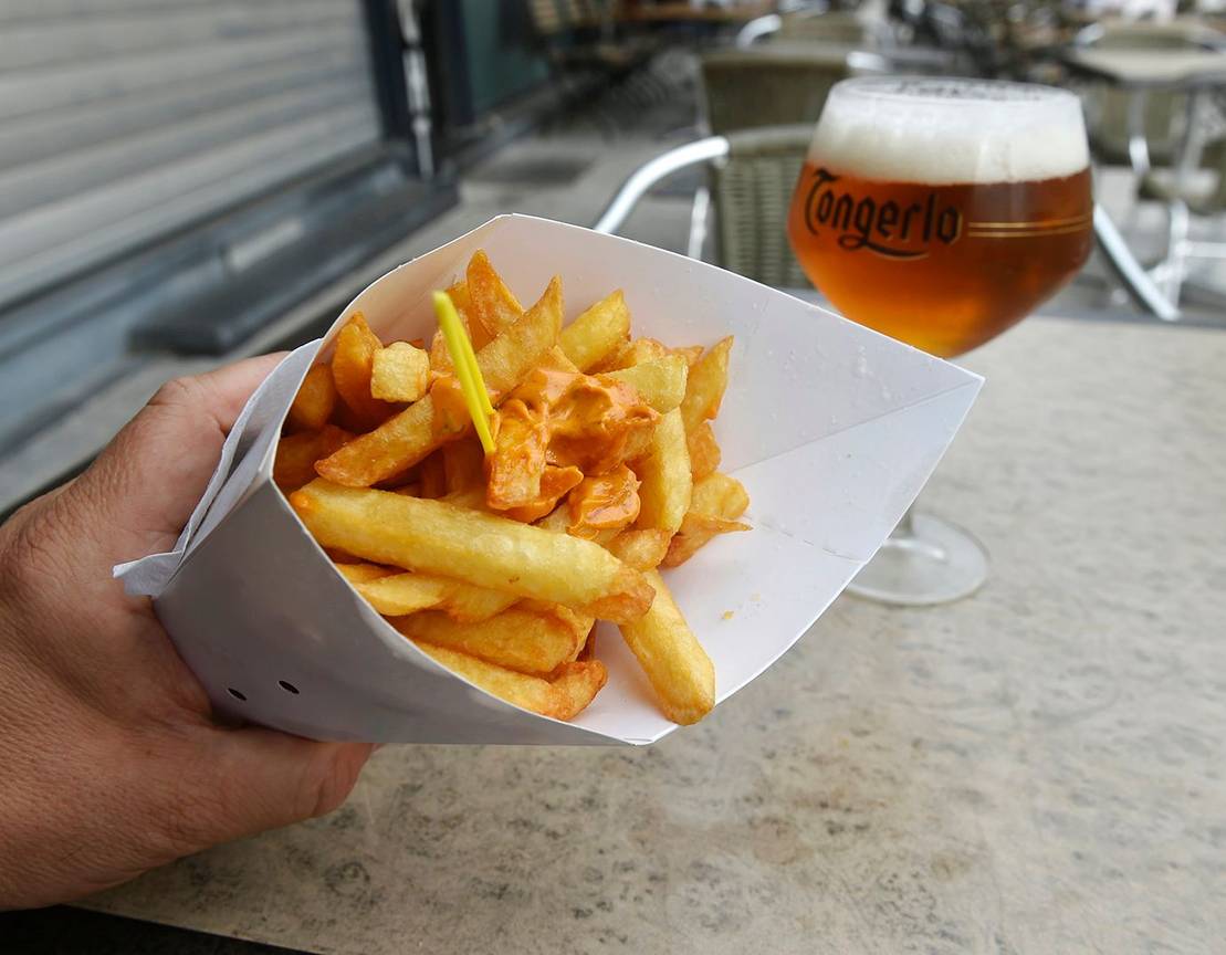 Genieten van frietjes van Maison Antoine op het Jourdanplein in Etterbeek