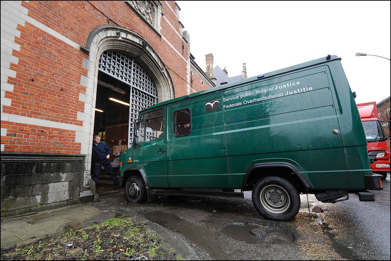 Transport van gedetineerden naar de gevangenis van Vorst door een wagen van de Federale Overheidsdienst Justitie