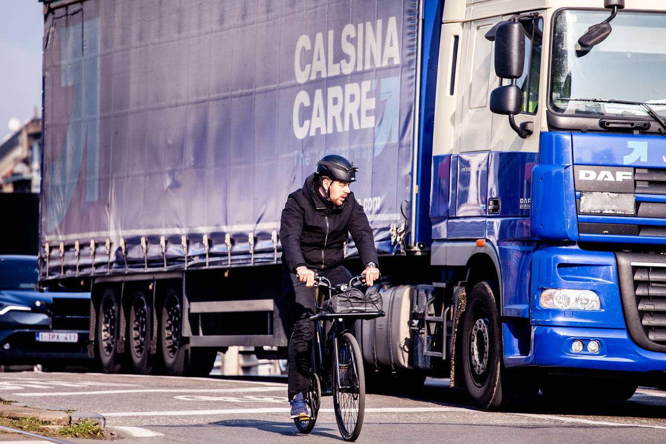 20190329 verkeer vrachtwagen auto autos buslaan fietslaan fietser fietsers Sainctelette