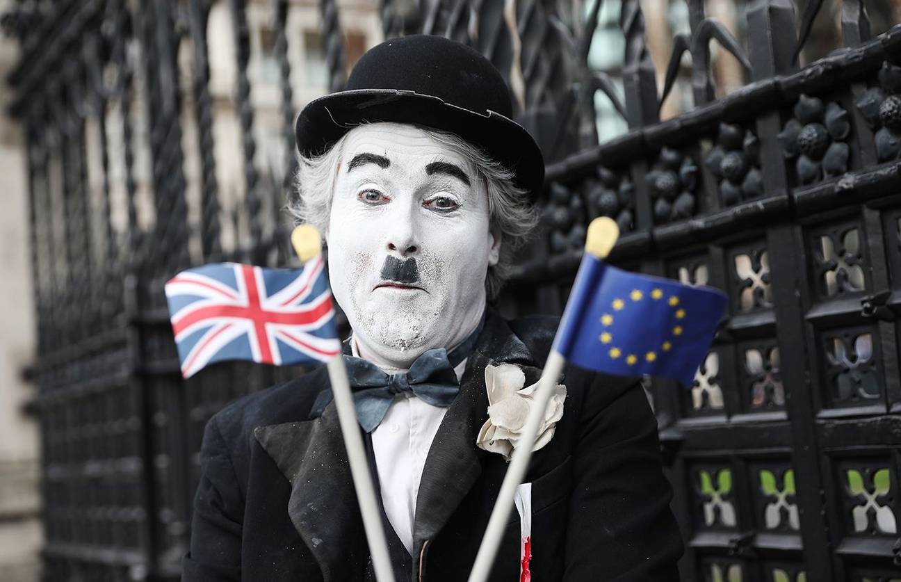 Brexit of geen Brexit? Ook deze mime-acteur vraagt het zich af voor Houses of Parliament in Westminster.