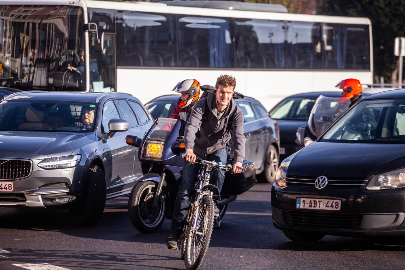 20190402 003 Meiser fietser verkeer file auto autos