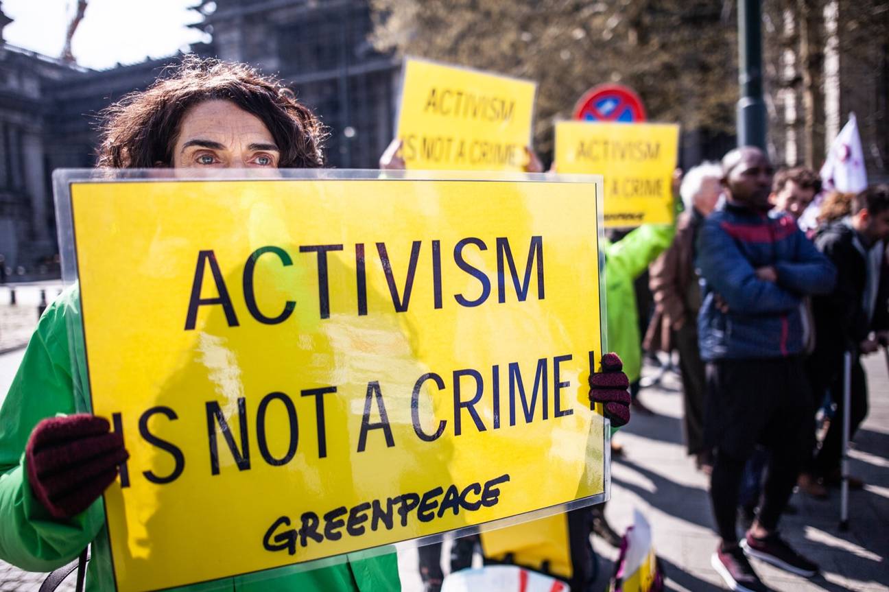20190410 3 Actievoerders protesteerden voor het Justitiepaleis om hun solidariteit uit te drukken