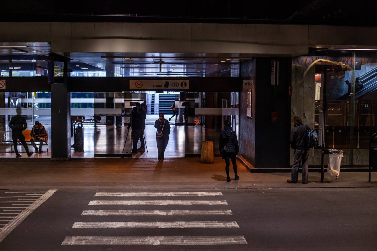 20190415 Noordstation bushalte De Lijn transmigranten 2