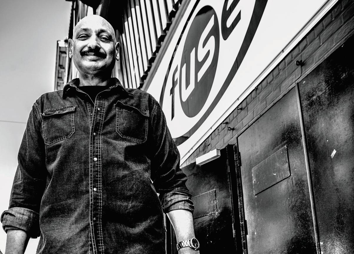 Sami van den Eede aan discotheek The Fuse