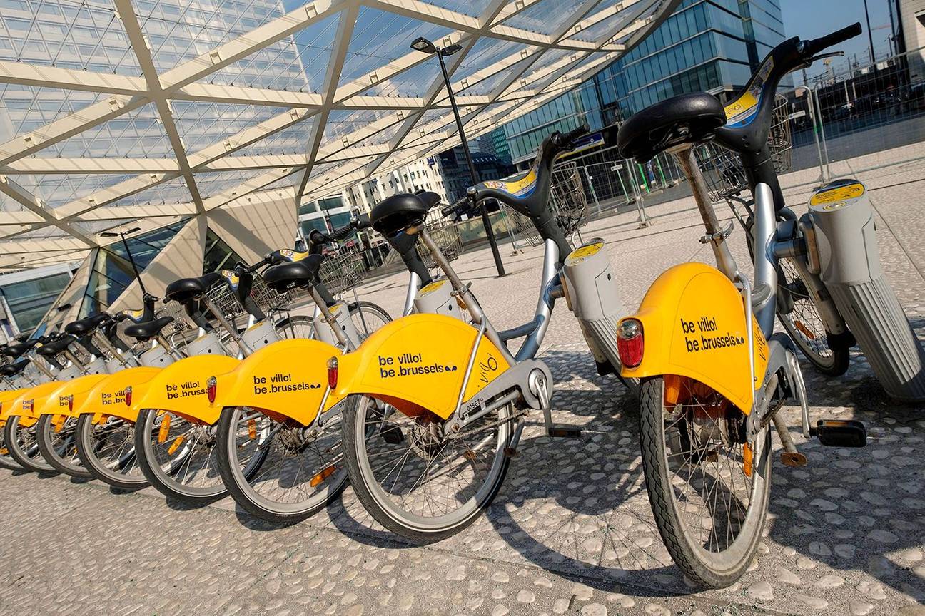 Villo! deelfietsen van JC Decaux onder de luifel van het Rogierplein