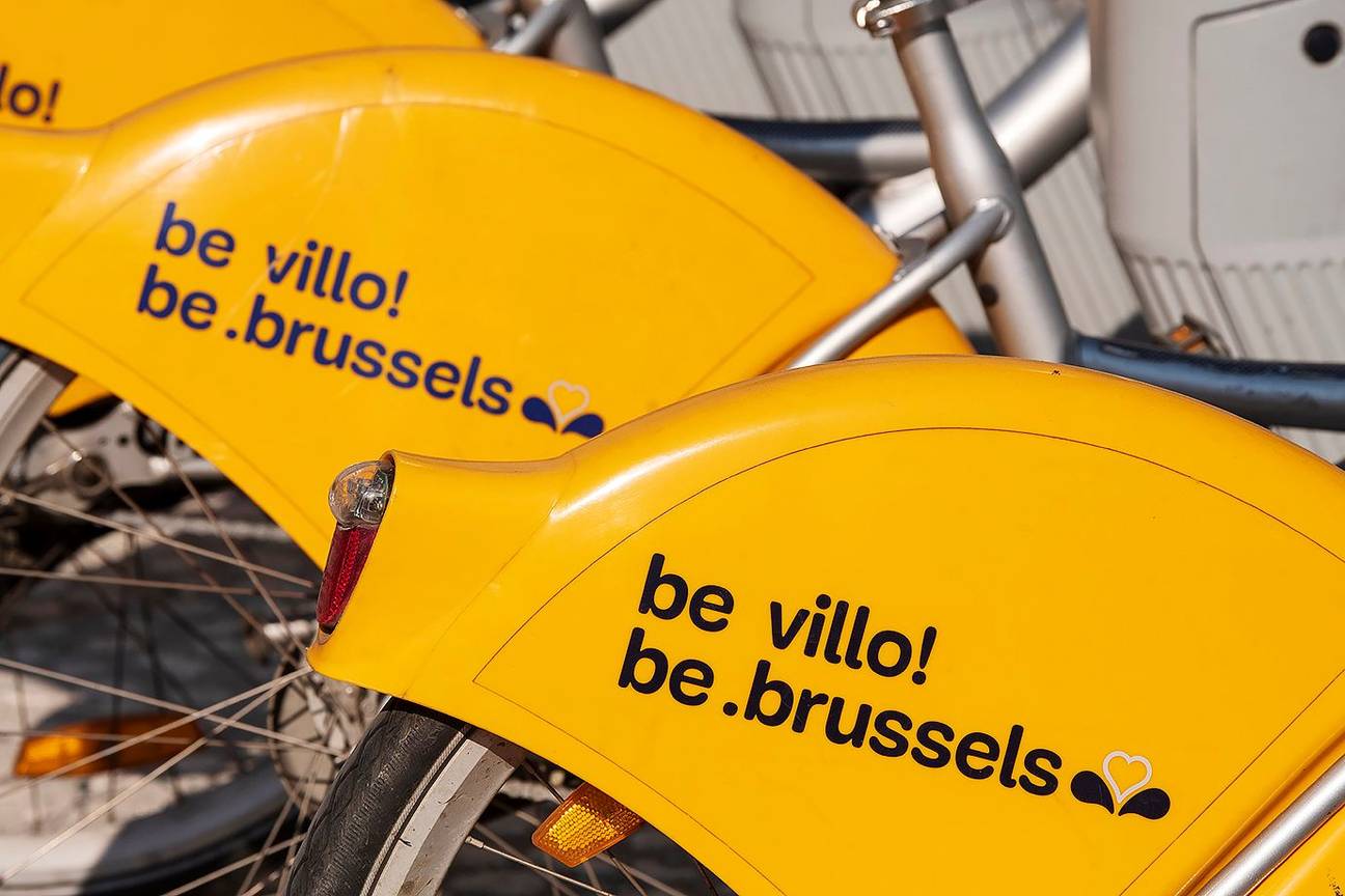 Villo! deelfietsen van JC Decaux met opschrift be.brussels