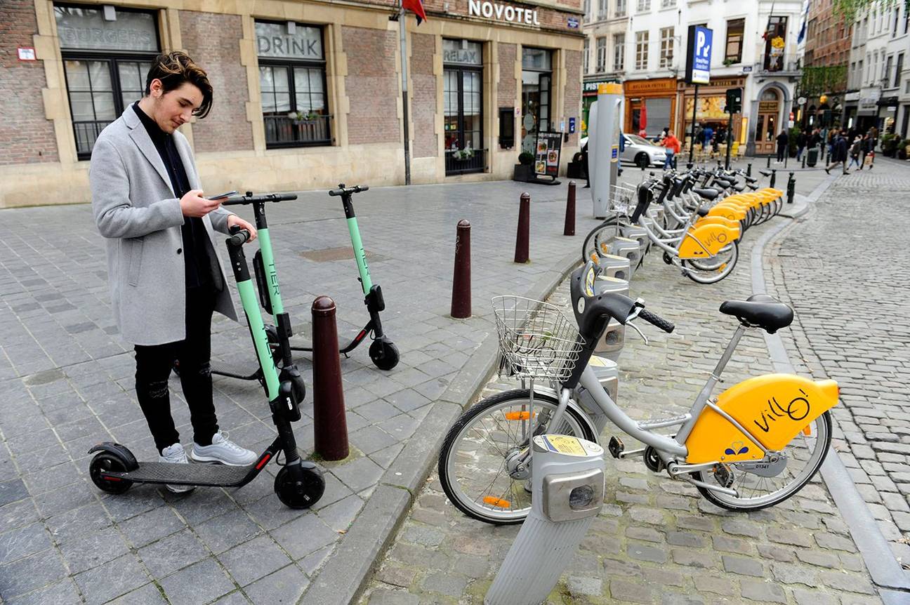 Gebruiker van het elektrische deelstepsysteem Tier aan een Villo!-station